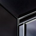 Art-deco nočný stolík Bynum v prevedení čierne sklo s dvoma zásuvkami a kovovou zaoblenou podstavou v zlatej farbe 60cm