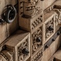 Etno drevený príborník Anatoli hnedej farby s poličkami a dvierkami s orientálnym vyrezávaním 119cm