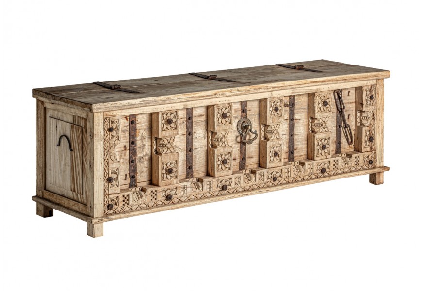 Exkluzívna etno drevená truhlica Anatoli hnedej farby s vyrezávaným ornamentálnym zdobením a kovovými prvkami