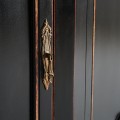 Príborník Romeo v klasickom štýle z masívneho mangového dreva v čiernej farbe s jemným vyrezávaním na nožičkách 220cm