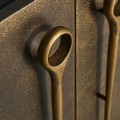Vintage príborník Manaslu v starozlatom železnom vyhotovení so štyrmi dvierkami a dekoratívnymi rukoväťami 180cm