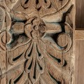 Etno drevená knižnica Maleesa prírodnej hnedej farby s piatimi poličkami a ornamentálnym vyrezávaním 195cm