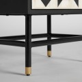 Art deco luxusný nočný stolík Lauderdale z kovu v čierno-bielom prevedení s geometrickým vzorom z kosti 61cm