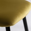 Art deco moderná jedálenská stolička Celia so zamatovým okrovým poťahom a čiernymi nohami z kovu 86cm