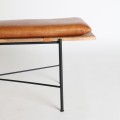 Luxusná industriálna lavica Kingsley z dreva a kovu s koženým hnedým čalúnením 132cm