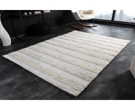 Slonovinový obdĺžnikový koberec Lamby zo 100% bavlny a pretkávaním v pásoch v štýle etno