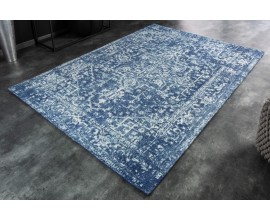 Obdĺžnikový vintage modrý koberec Mistal z hladkej pevnej ženilkovej bavlny s bielym vzorom 160x230cm