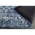 Obdĺžnikový vintage koberec Mistal v modrej farbe zo ženilkovej bavlny s bielou potlačou