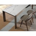 Moderný jedálenský stôl v prevedení biely mramor a elegantné jedálenské stoličky v norkovej farbe z masívneho dreva
