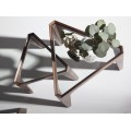 Elegancia a ľahkosť dizajnu príručného stolíka Vita Naturale v trojuholníkovom tvare