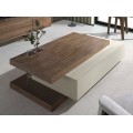 Vrchná doska obdĺžnikového stolíka Vita Naturale je obohatená kvalitným dyhovaním so zvýraznenými líniami dreva
