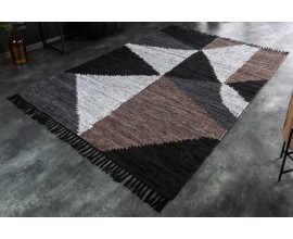 Kožený koberec Lora s trojuholníkovým vzorom - moderný a jedinečný dizajn v čiernej, bielej, hnedej a sivej farbe