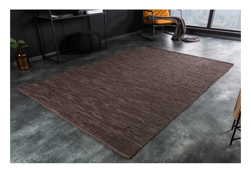 Zažite luxus a štýl s kobercom Canna vyrobenom z pravej kože a konope v nadčasovom hnedom dizajne.