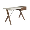 Pevná konštrukcia stola Vita Naturale s prírodnou orechovou dyhou s viditeľnými líniami dreva