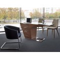 Kancelársky stôl Vita Naturale je vyrobený z dreva s orechovou dyhou s prírodným nádychom