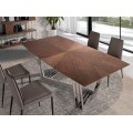 Orechová dyha vrchnej dosky jedálenského stola Vita Naturale disponuje elegantnými a modernými líniami