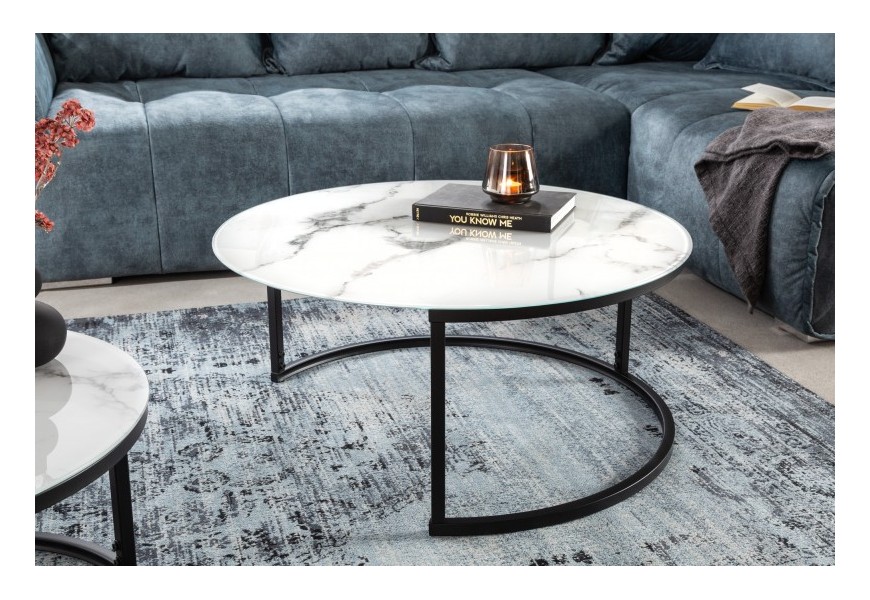 Dizajnový okrúhly konferenčný stolík Soleil s čiernou kovovou podstavou a bielou sklenenou doskou s mramorovým efektom