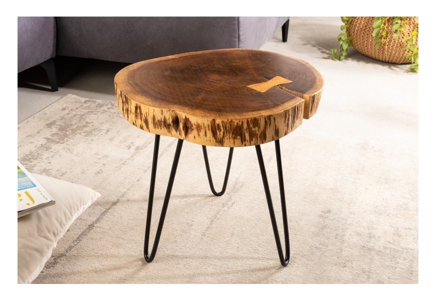 Dizajnový príručný stolík Terra z masívneho agátového dreva hnedej farby s čiernymi zaoblenými nožičkami