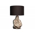 Dizajnová stolná lampa Apell s podstavou z kovu v tvare gorily striebornej farby s čiernym okrúhlym tienidlom 60cm
