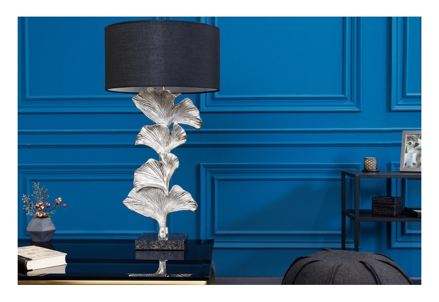 Exkluzívna stolná lampa Ginko s kovovou konštrukciou striebornej farby v tvare listov a s čiernoym okrúhlym tienidlom