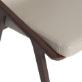 Jedinečná stolička Vita Naturale s masívnou drevenou konštrukciou a koženkovým čalúnením vo farbe norky