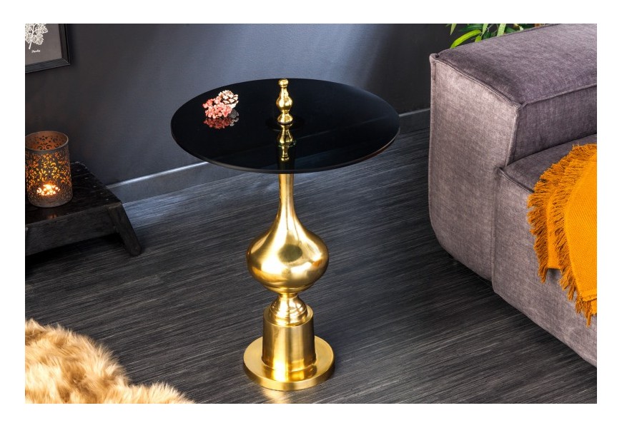 Luxusný art deco príručný stolík Marietta zlatej farby s čiernou okrúhlou povrchovou doskou z tvrdeného skla