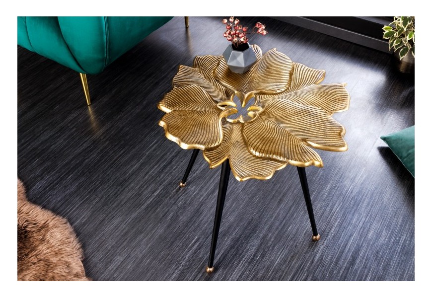 Luxusný art deco príručný stolík Ginko z kovu v tvare listov ginka zlatej farby s čiernymi nožičkami