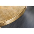 Glamour okrúhly príručný stolík Saphir z kovu v zlatej farbe s ozdobnou podstavou s tromi nožičkami 55cm