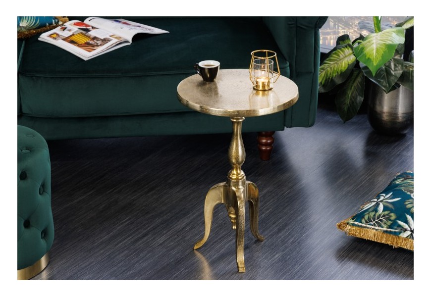 Dizajnový glamour príručný stolík Saphir zlatej farby z kovu s okrúhlou vrchnou doskou a tromi ozdobnými nožičkami