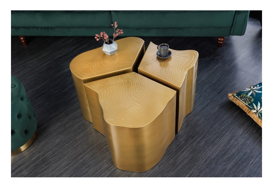 Glamour dizajnový konferenčný stolík Altera v zlatom prevedení z kovu s jemným lineárnym zdobením