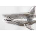 Dizajnová nástenná dekorácia žralok Perry z kovu striebornej farby 70cm