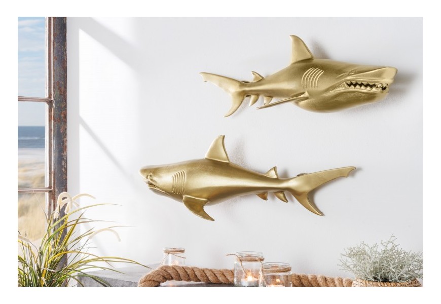 Dizajnová zlatá nástenná dekorácia žralok Perry dvoch sošiek žralokov z kovu