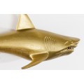 Dizajnový set dvoch nástenných dekorácií žralok Perry v zlatej farbe z kovu 68cm