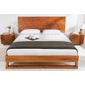 Masívna posteľ Cumbria z mangového dreva hnedej farby s ozdobným reliéfnym čelom 207cm