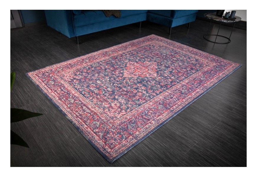 Dizajnový etno koberec Salina obdĺžnikového tvaru červeno-modrej farby s detailným ornamentálnym zdobením
