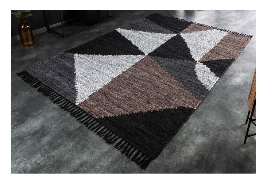 Dizajnový moderný koberec Margo obdĺžnikového tvaru z kože s geometrickým zdobením hnedej, bielej a čiernej farby