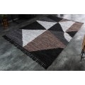 Dizajnový moderný koberec Margo obdĺžnikového tvaru z kože s geometrickým zdobením hnedej, bielej a čiernej farby