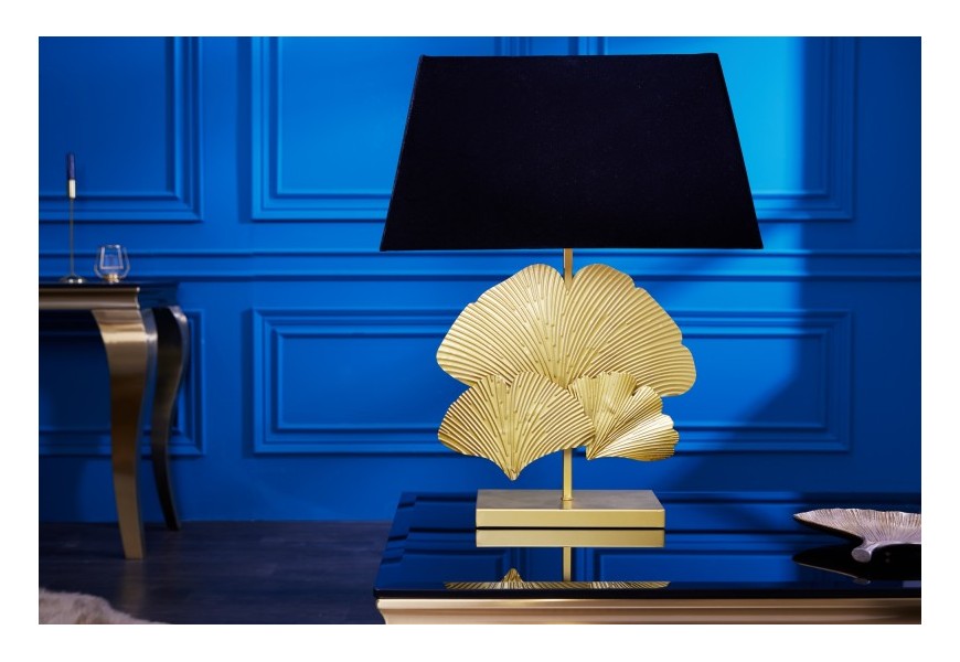 Dizajnová glamour nočná lampa Ginko zlatej farby s ozdobnými listami ginka a s čiernym tienidlom