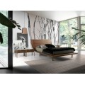 Inovatívny dizajn nočného stolíka z dreva v spálni zariadenej kolekciou Vita Naturale