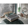 Moderný nábytok a taliansky dizajn - spálňa Vita Naturale so stolíkmi s doskami v mramorovom prevedení