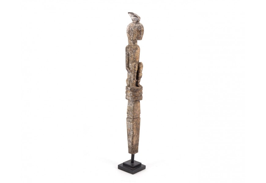 Štýlová soška sediacej postavy Bali z recyklovaného masívneho dreva prírodnej hnedej farby na čiernej podstave