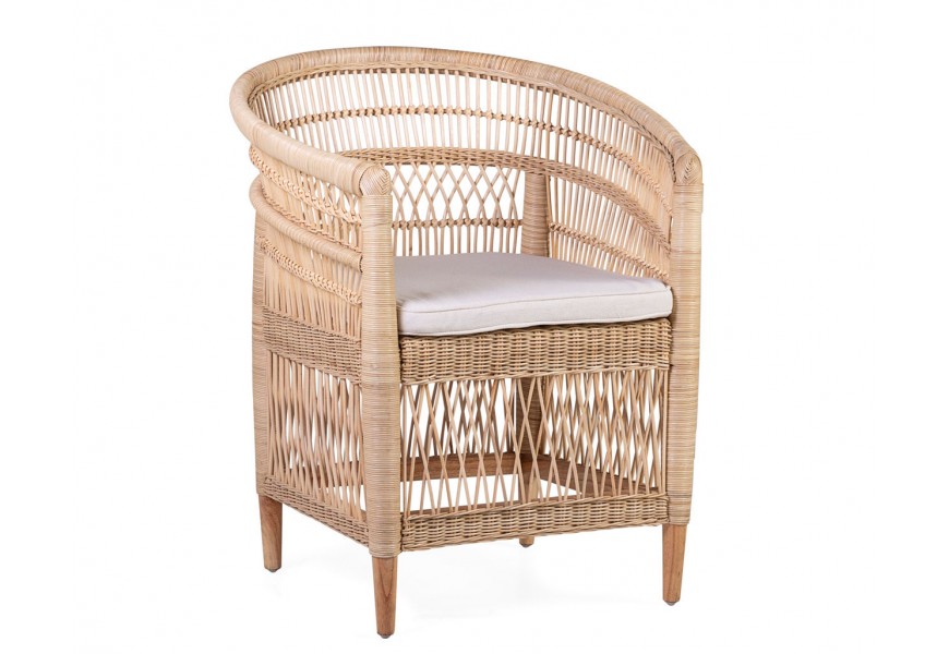 Štýlové moderné kreslo Toreno z ratanu v svetlohnedej prírodnej farbe so zaobleným operadlom a bielym podsedákom