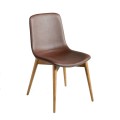 Moderná edálenská stolička Vita Naturale s hnedým čalúnením z ekokože a konštrukciou z jaseňového dreva