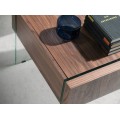 Moderný nočný stolík Vita Naturale s praktickou zásuvkou so soft-close mechanizmom