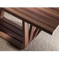 Dôraz na kresbu a línie dreva jedálenského stola Vita Naturale vďaka jeho dyhovaniu z orechového dreva