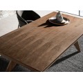Kvalitné orechové dyhovanie dreva v hnedej farbe dodá obdĺžnikovému jedálenskému stolu Vita Naturale teplý prírodný nádych