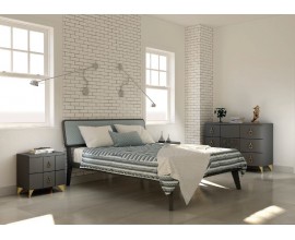 Moderná masívna posteľ Beliasso v tmavej sivej farbe na šikmých nožičkách s dreveným podlhovastým čelom s textilným čalúnením v svetlej sivej farbe