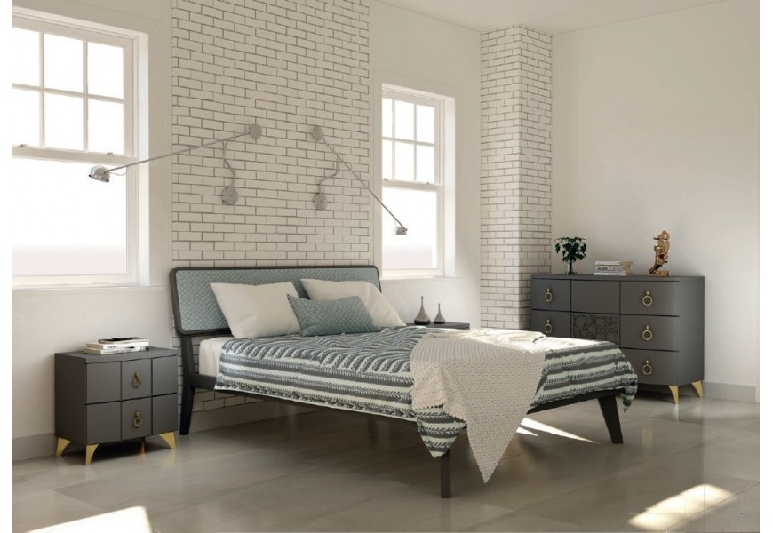 Moderná masívna posteľ Beliasso v tmavej sivej farbe na šikmých nožičkách s dreveným podlhovastým čelom s textilným čalúnením v svetlej sivej farbe s voliteľnou farbou dreva