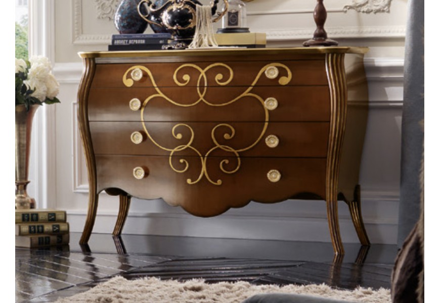 Exkluzívna rustikálna komoda Benin z masívneho dreva so štyrmi zásuvkami s ornamentálnym vyrezávaným zdobením a tvarovanými nožičkami