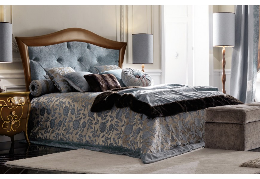 Luxusná klasická manželská posteľ Benin z masívneho dreva s čalúneným čelom s možnosťou voľby šírky a farebného prevedenia